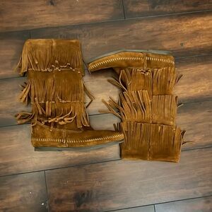 Minnetonka 3-Layer Fringe Boots size 7